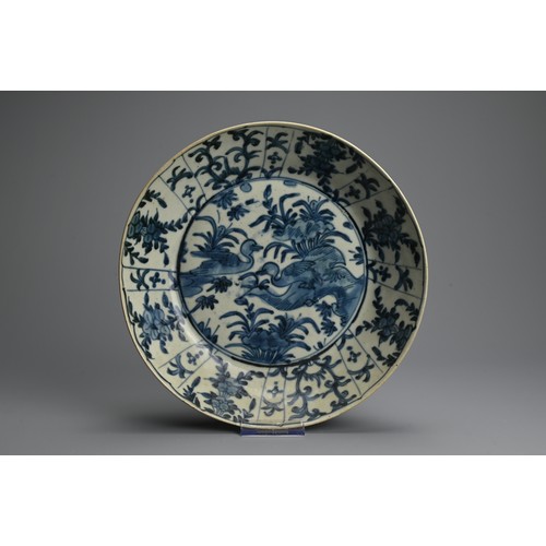 93 - A LARGE CHINESE BLUE AND WHITE ZHANGZHOU SWATOW PORCELAIN DISH, LATE MING DYNASTY. With deep rounded... 