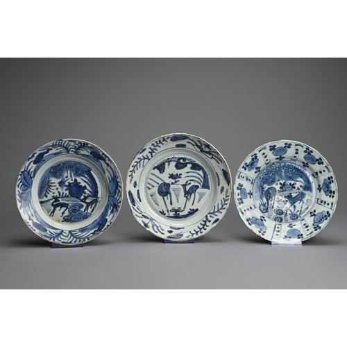 97 - THREE CHINESE BLUE AND WHITE KRAAK WARE PORCELAIN DISHES, LATE MING DYNASTY. Each dish similarly dec... 