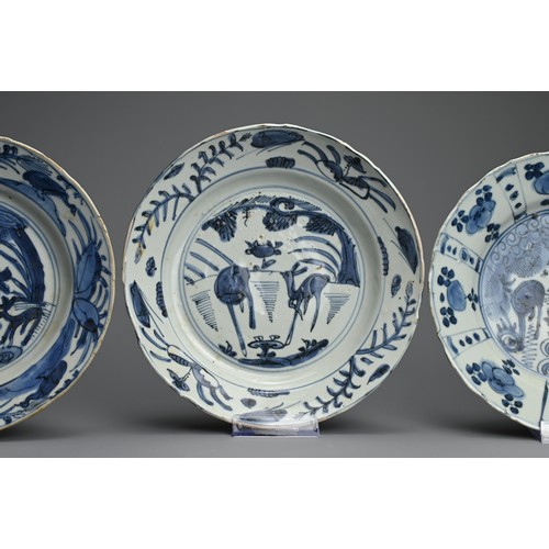 97 - THREE CHINESE BLUE AND WHITE KRAAK WARE PORCELAIN DISHES, LATE MING DYNASTY. Each dish similarly dec... 