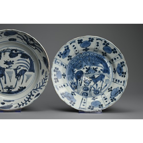 97 - THREE CHINESE BLUE AND WHITE KRAAK WARE PORCELAIN DISHES, LATE MING DYNASTY. Each dish similarly dec... 