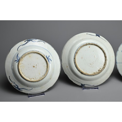 97 - THREE CHINESE BLUE AND WHITE KRAAK WARE PORCELAIN DISHES, LATE MING DYNASTY. Each dish similarly dec... 