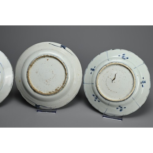 97 - THREE CHINESE BLUE AND WHITE KRAAK WARE PORCELAIN DISHES, LATE MING DYNASTY. Each dish similarly dec... 