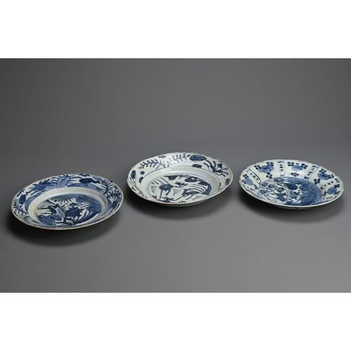 97 - THREE CHINESE BLUE AND WHITE KRAAK WARE PORCELAIN DISHES, LATE MING DYNASTY. Each dish similarly dec... 