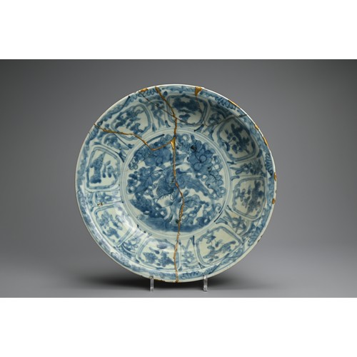 100 - A LARGE CHINESE BLUE AND WHITE ZHANGZHOU SWATOW PORCELAIN DEEP DISH, MING DYNASTY. With deep rounded... 