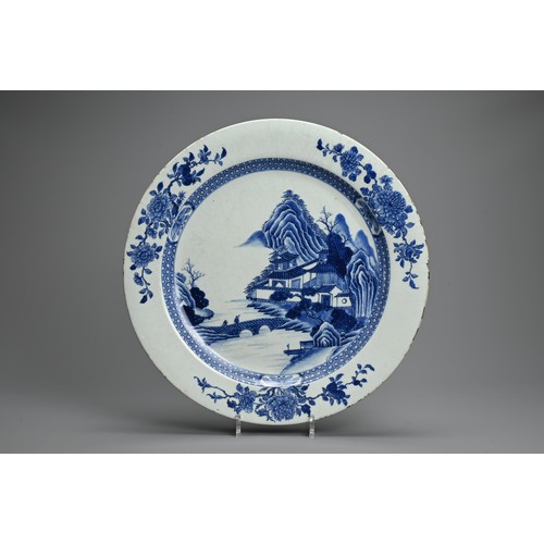 103 - A VERY LARGE CHINESE BLUE AND WHITE PORCELAIN DISH, 18TH CENTURY. Finely decorated with figures cros... 