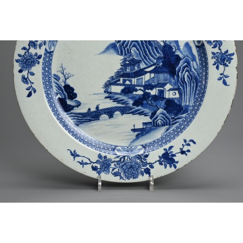 103 - A VERY LARGE CHINESE BLUE AND WHITE PORCELAIN DISH, 18TH CENTURY. Finely decorated with figures cros... 