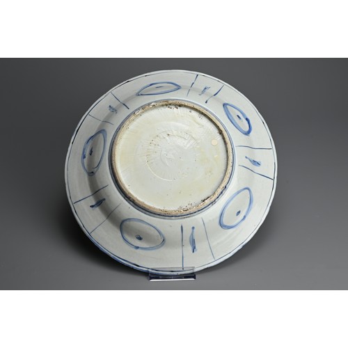 105 - A CHINESE BLUE AND WHITE KRAAK WARE PORCELAIN DISH, LATE MING DYNASTY. Decorated with four sages sea... 