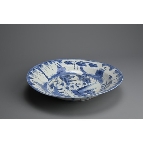 105 - A CHINESE BLUE AND WHITE KRAAK WARE PORCELAIN DISH, LATE MING DYNASTY. Decorated with four sages sea... 