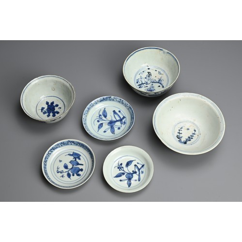 110 - SIX CHINESE BLUE AND WHITE PORCELAIN ITEMS, LATE MING DYNASTY. Comprising three bowls and three smal... 