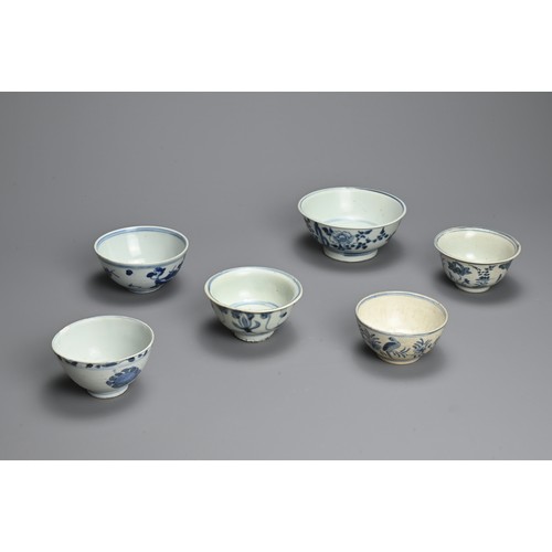 111 - A GROUP OF CHINESE BLUE AND WHITE PORCELAIN BOWLS, LATE MING DYNASTY. Six of various sizes decorated... 