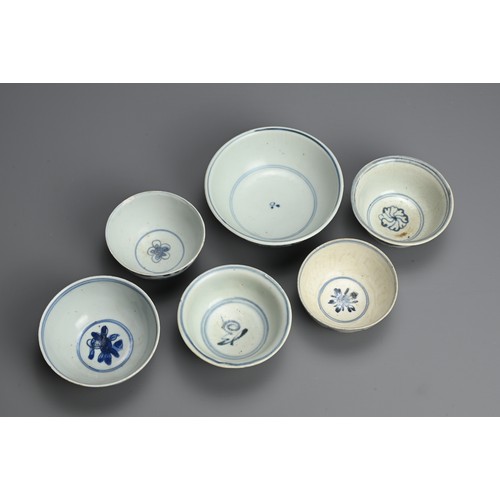 111 - A GROUP OF CHINESE BLUE AND WHITE PORCELAIN BOWLS, LATE MING DYNASTY. Six of various sizes decorated... 