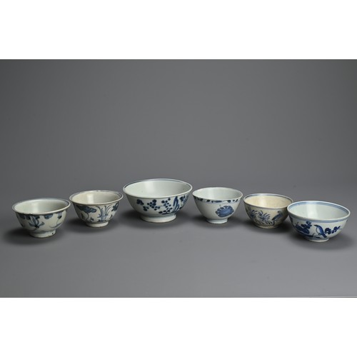 111 - A GROUP OF CHINESE BLUE AND WHITE PORCELAIN BOWLS, LATE MING DYNASTY. Six of various sizes decorated... 