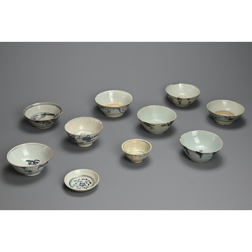 112 - A GROUP OF CHINESE BLUE AND WHITE PORCELAIN BOWLS AND DISHES, LATE MING DYNASTY. Provincial ware dec... 