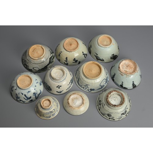 112 - A GROUP OF CHINESE BLUE AND WHITE PORCELAIN BOWLS AND DISHES, LATE MING DYNASTY. Provincial ware dec... 