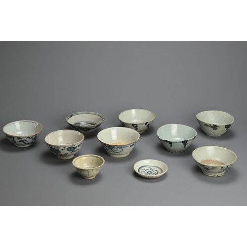 112 - A GROUP OF CHINESE BLUE AND WHITE PORCELAIN BOWLS AND DISHES, LATE MING DYNASTY. Provincial ware dec... 