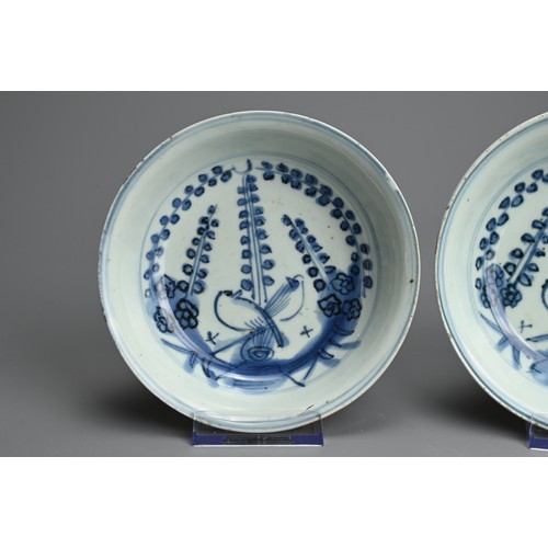 113 - A PAIR OF CHINES BLUE AND WHITE PORCELAIN BOWLS, LATE MING DYNASTY. With deep rounded sides and gent... 