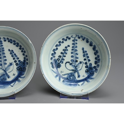 113 - A PAIR OF CHINES BLUE AND WHITE PORCELAIN BOWLS, LATE MING DYNASTY. With deep rounded sides and gent... 