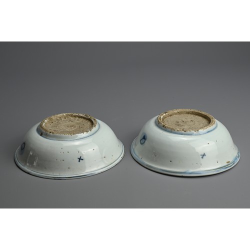 113 - A PAIR OF CHINES BLUE AND WHITE PORCELAIN BOWLS, LATE MING DYNASTY. With deep rounded sides and gent... 