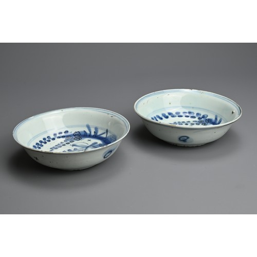 113 - A PAIR OF CHINES BLUE AND WHITE PORCELAIN BOWLS, LATE MING DYNASTY. With deep rounded sides and gent... 