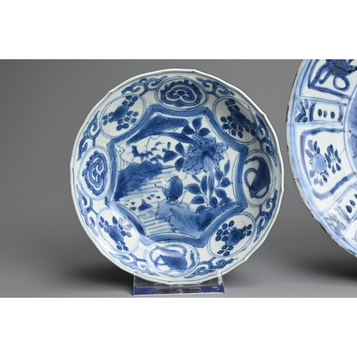 114 - THREE CHINESE BLUE AND WHITE KRAAK WARE PORCELAIN DISHES, LATE MING DYNASTY. Each with lobed rims. O... 