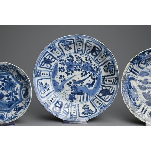 114 - THREE CHINESE BLUE AND WHITE KRAAK WARE PORCELAIN DISHES, LATE MING DYNASTY. Each with lobed rims. O... 