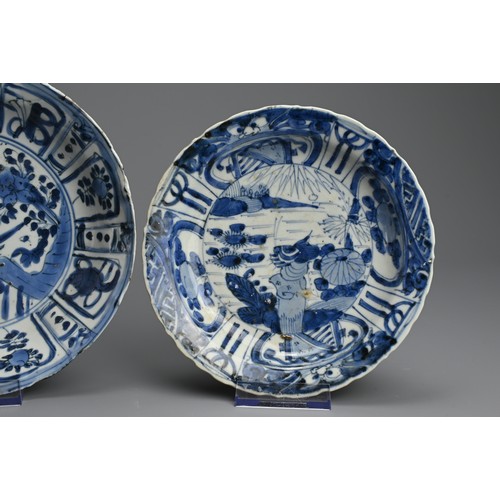 114 - THREE CHINESE BLUE AND WHITE KRAAK WARE PORCELAIN DISHES, LATE MING DYNASTY. Each with lobed rims. O... 