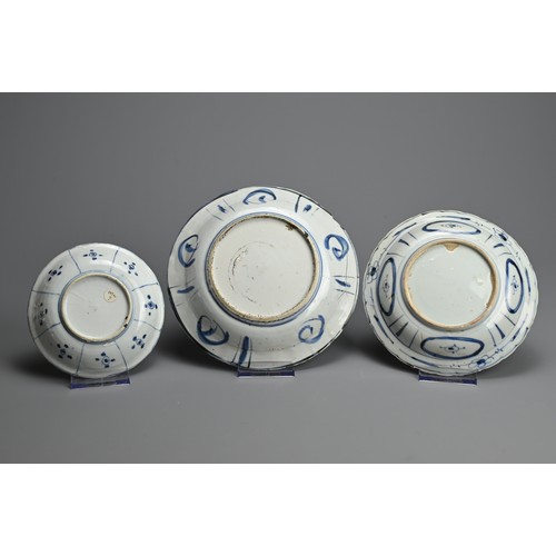 114 - THREE CHINESE BLUE AND WHITE KRAAK WARE PORCELAIN DISHES, LATE MING DYNASTY. Each with lobed rims. O... 