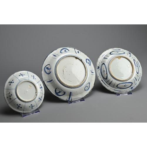 114 - THREE CHINESE BLUE AND WHITE KRAAK WARE PORCELAIN DISHES, LATE MING DYNASTY. Each with lobed rims. O... 