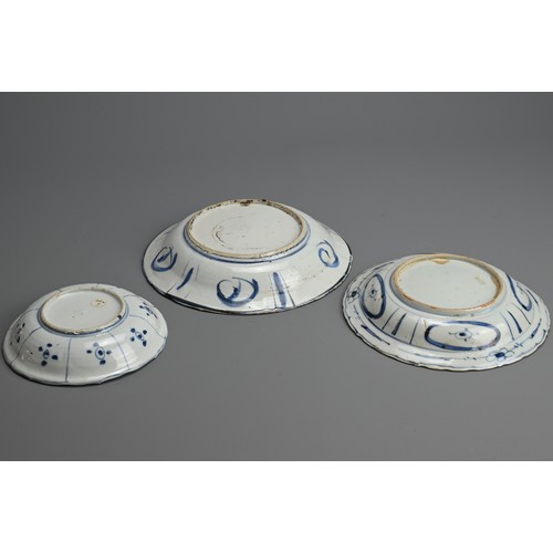 114 - THREE CHINESE BLUE AND WHITE KRAAK WARE PORCELAIN DISHES, LATE MING DYNASTY. Each with lobed rims. O... 