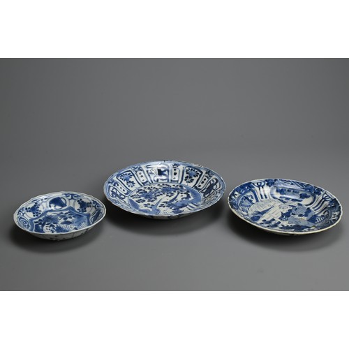 114 - THREE CHINESE BLUE AND WHITE KRAAK WARE PORCELAIN DISHES, LATE MING DYNASTY. Each with lobed rims. O... 