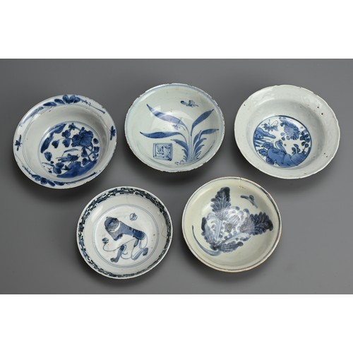 115 - A GROUP OF CHINESE BLUE AND WHITE PORCELAIN BOWLS AND DISHES, 16/17TH CENTURY. Late Ming and Transit... 