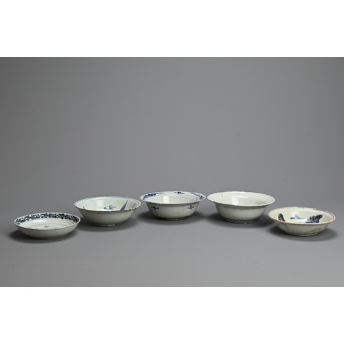 115 - A GROUP OF CHINESE BLUE AND WHITE PORCELAIN BOWLS AND DISHES, 16/17TH CENTURY. Late Ming and Transit... 