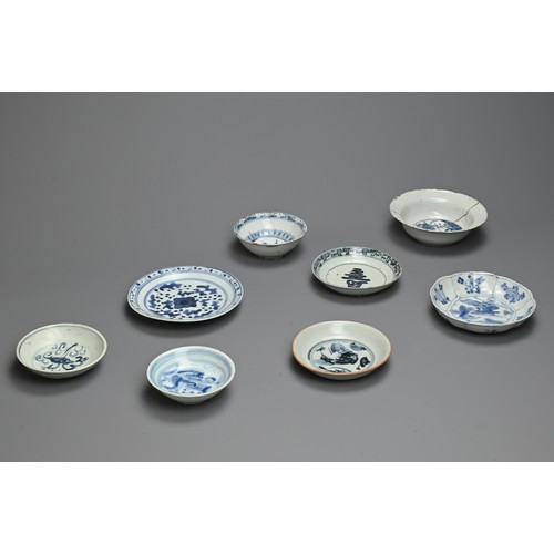 116 - A GROUP OF CHINESE BLUE AND WHITE PORCELAIN BOWLS AND DISHES, LATE MING DYNASTY. Of various forms de... 