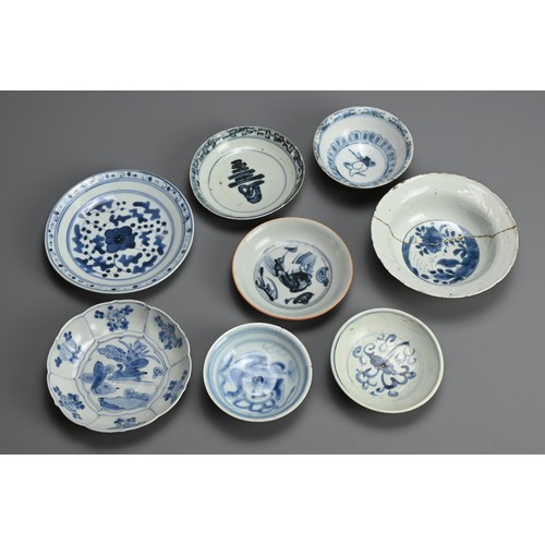 116 - A GROUP OF CHINESE BLUE AND WHITE PORCELAIN BOWLS AND DISHES, LATE MING DYNASTY. Of various forms de... 