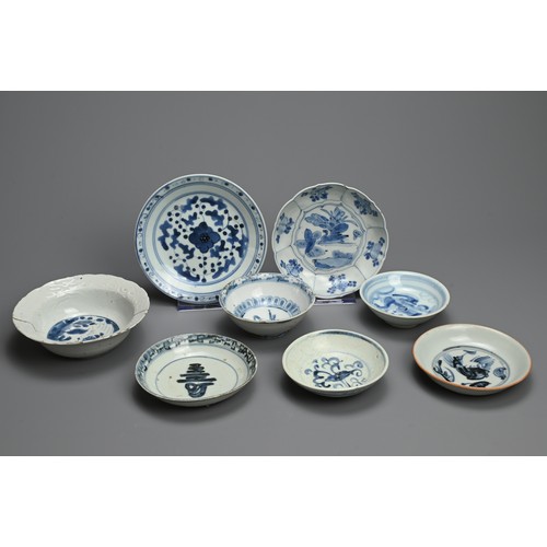 116 - A GROUP OF CHINESE BLUE AND WHITE PORCELAIN BOWLS AND DISHES, LATE MING DYNASTY. Of various forms de... 