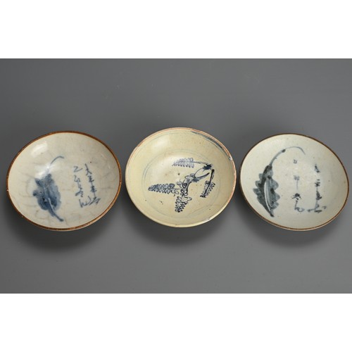 117 - A GROUP OF CHINESE BLUE AND WHITE PORCELAIN BOWLS AND DISHES, LATE MING DYNASTY. To include a Zhangz... 