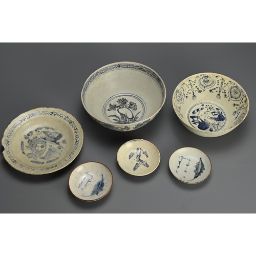 117 - A GROUP OF CHINESE BLUE AND WHITE PORCELAIN BOWLS AND DISHES, LATE MING DYNASTY. To include a Zhangz... 