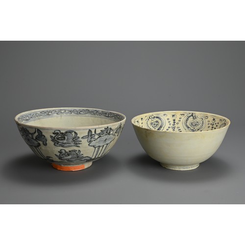 117 - A GROUP OF CHINESE BLUE AND WHITE PORCELAIN BOWLS AND DISHES, LATE MING DYNASTY. To include a Zhangz... 