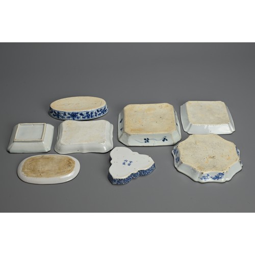 119 - A GROUP OF CHINESE BLUE AND WHITE PORCELAIN DISHES AND TRAYS, QING DYNASTY. Eight of various forms t... 