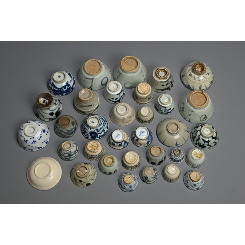 121 - A GROUP OF CHINESE BLUE AND WHITE PORCELAIN CUPS AND SMALL DISHES, MING / QING DYNASTY. Mainly provi... 