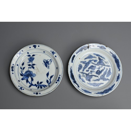 125 - A GROUP OF CHINESE BLUE AND WHITE PORCELAIN DISHES, LATE MING DYNASTY. Four dishes decorated with ro... 