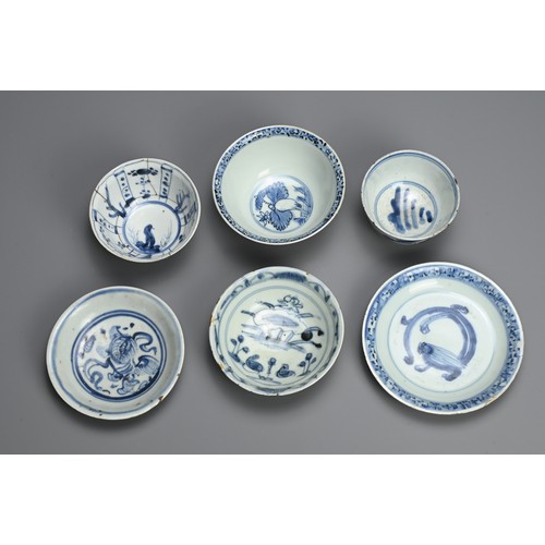 126 - A GROUP OF CHINESE BLUE AND WHITE PORCELAIN CUPS, BOWLS AND DISHES, LATE MING DYNASTY. Of various ty... 