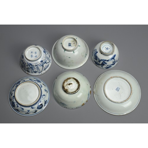 126 - A GROUP OF CHINESE BLUE AND WHITE PORCELAIN CUPS, BOWLS AND DISHES, LATE MING DYNASTY. Of various ty... 