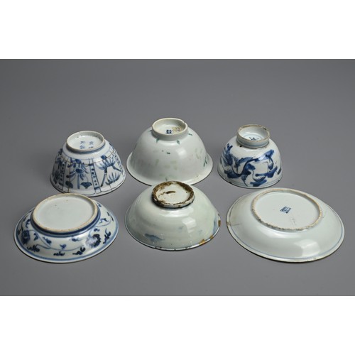 126 - A GROUP OF CHINESE BLUE AND WHITE PORCELAIN CUPS, BOWLS AND DISHES, LATE MING DYNASTY. Of various ty... 