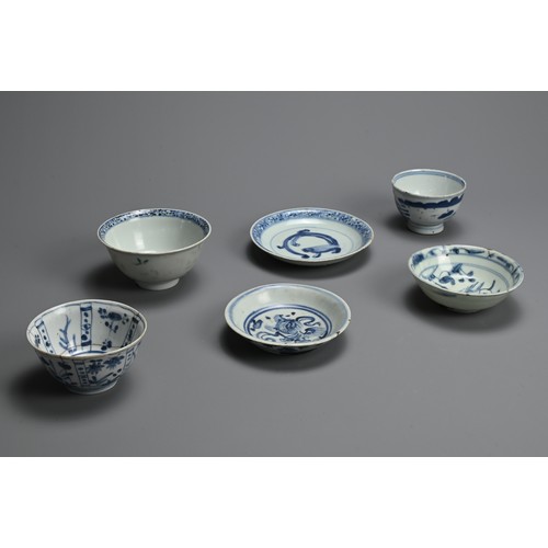 126 - A GROUP OF CHINESE BLUE AND WHITE PORCELAIN CUPS, BOWLS AND DISHES, LATE MING DYNASTY. Of various ty... 