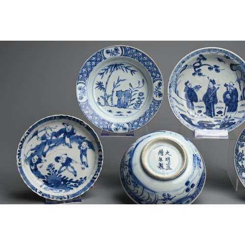 131 - A GROUP OF CHINESE BLUE AND WHITE PORCELAIN BOWLS AND DISHES, 17 to 19TH CENTURY. To include a bowl ... 