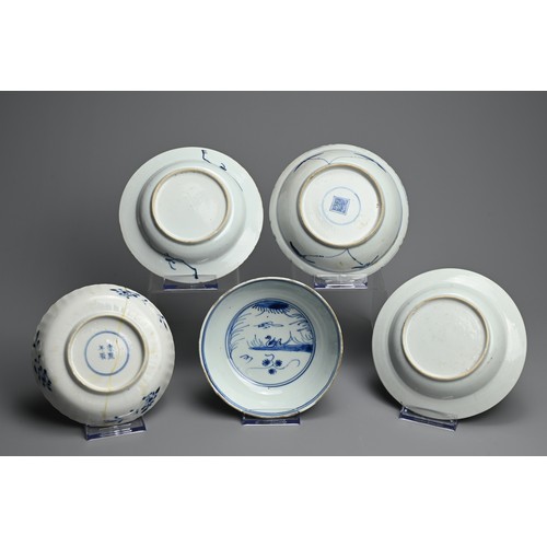 131 - A GROUP OF CHINESE BLUE AND WHITE PORCELAIN BOWLS AND DISHES, 17 to 19TH CENTURY. To include a bowl ... 