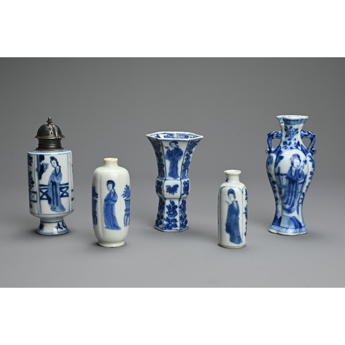 132 - A GROUP OF CHINESE BLUE AND WHITE PORCELAIN ITEMS, EARLY 18TH CENTURY. Five vases of various forms d... 