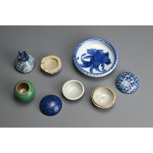 133 - A GROUP OF CHINESE PORCELAIN ITEMS, 18/19TH CENTURY. To include a blue and white brush washer decora... 