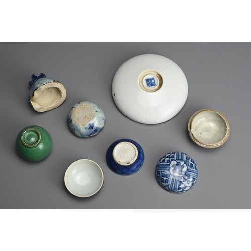 133 - A GROUP OF CHINESE PORCELAIN ITEMS, 18/19TH CENTURY. To include a blue and white brush washer decora... 